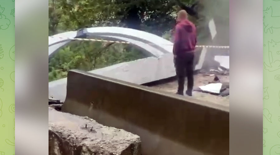 Останки автобусной остановки, построенной по проекту Церетели, 24 сентября 2022 г. © Скриншот видео телеграм-канала «Sochi Today», t.me/sochi_today