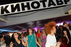 Вечеринка Hollywood Reporter на "Кинотавре" &copy;&nbsp;Елена Синеок. ЮГА.ру