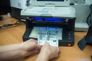 Проверка банкнот &copy;&nbsp;Фото Елены Синеок, Юга.ру