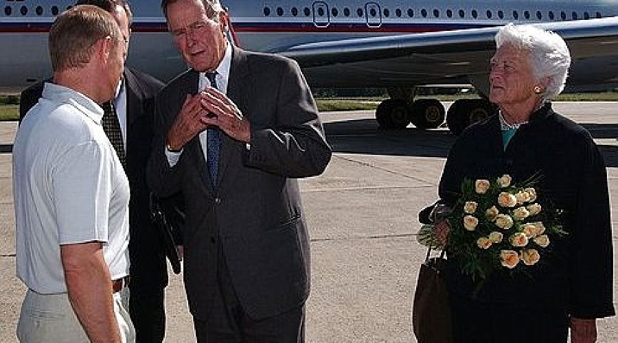 Джордж Буш-старший (в центре) © Фото пресс-службы Кремля