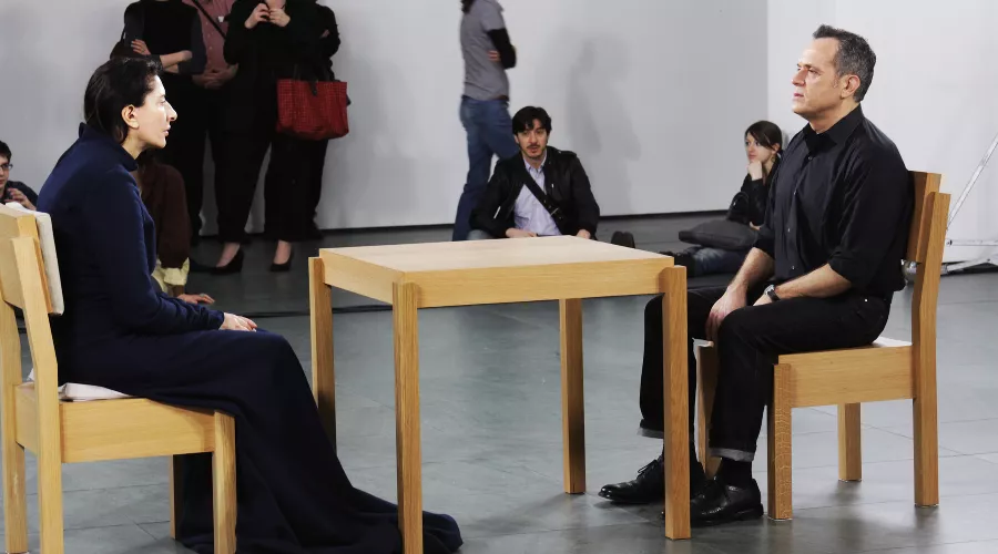 Перформанс «В присутствии художника», МоМА, 2010 год &copy;&nbsp;Автор Shelby Lessig, фото доступно по лицензии Creative Commons Attribution-Share Alike 3.0 Unported.