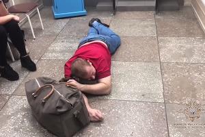 Задержание пьяного дебошира с рейса Москва — Сочи © Скриншот из видео https://youtu.be/9fo4kmDx2c0