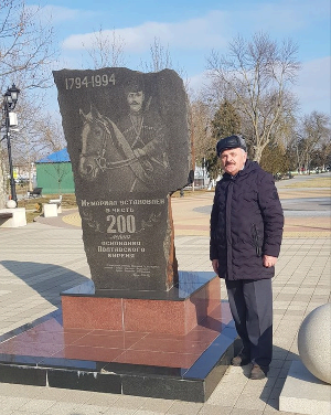 Краевед Александр Косенко у первого памятника казакам Полтавской. Фото Нины Шилоносовой