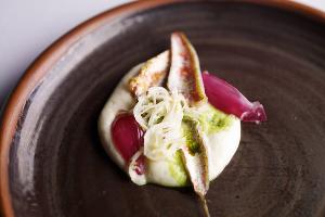 Блюдо специального обеденного меню в ресторане «Сахалин» на фестивале IKRA в 2017 году © Фото предоставлено организаторами гастрономического фестиваля IKRA