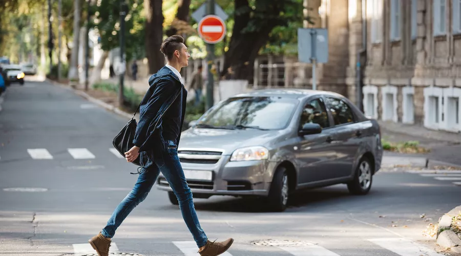 Пешеход на переходе &copy;&nbsp;Фото freepik, freepik.com