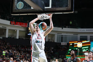 Центровой «Локо» Андрей Мартюк забивает мяч в кольцо УНИКСа 8 мая 2024 г. © Фото предоставлено пресс-службой Единой лиги ВТБ, Vtb-league.com