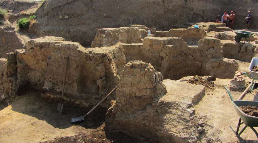 Остатки сырцовых стен и башен первой крепости акрополя Фанагории, VI в. до н.э. &copy;&nbsp;Фото предоставлено пресс-службой Фонда &laquo;Вольное Дело&raquo;