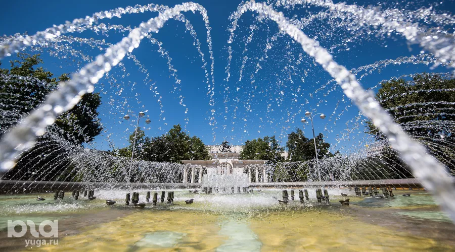 Фонтан в сквере имени маршала Г.К. Жукова в Краснодаре &copy;&nbsp;Фото Елены Синеок, Юга.ру