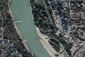 Зеленая зона на правом берегу реки Кубань — это и есть Остров Масленицы. Фактически он все же имеет связь с сушей и является полуостровом &copy;&nbsp;Скриншот с сайта www.google.com/maps