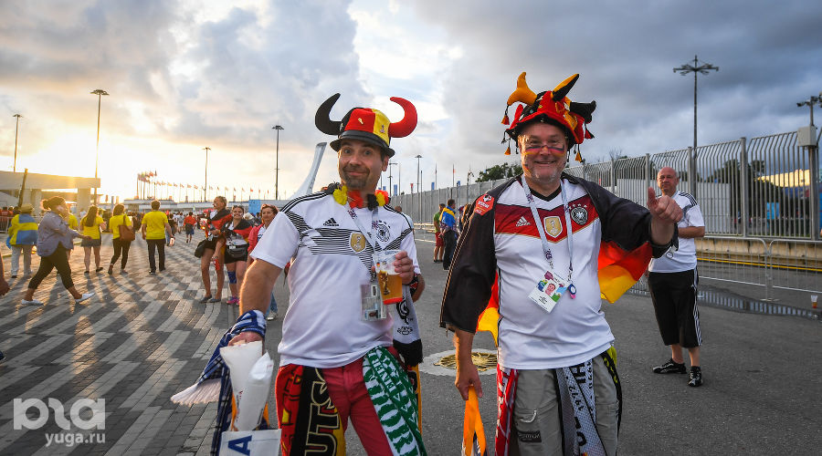 Фанаты Германии и Швеции перед матчем на стадионе «Фишт» © Фото Елены Синеок, Юга.ру