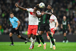 Защитник «Спартака» Кристофер Ву борется за мяч с форвардом «Краснодара» Джоном Кордобой © Скриншот публикации в телеграм-канале ФК «Краснодар», t.me/fckrasnodar