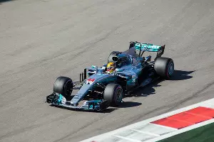 Болид Льюиса Хэмилтона. Гран-при России «Формулы-1» в 2017 году &copy;&nbsp;Фото Юга.ру