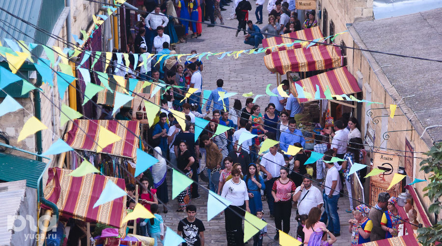 "День открытых ворот" в старой части Дербента в День 2000-летия города © Елена Синеок, ЮГА.ру