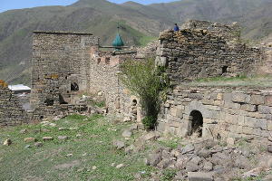 Крепость рядом с селом Итум-Кали © Фото Noxchiy с сайта wikimedia.org
