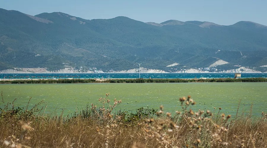 Вид на Суджукскую лагуну &copy;&nbsp;Фото Елены Синеок, Юга.ру