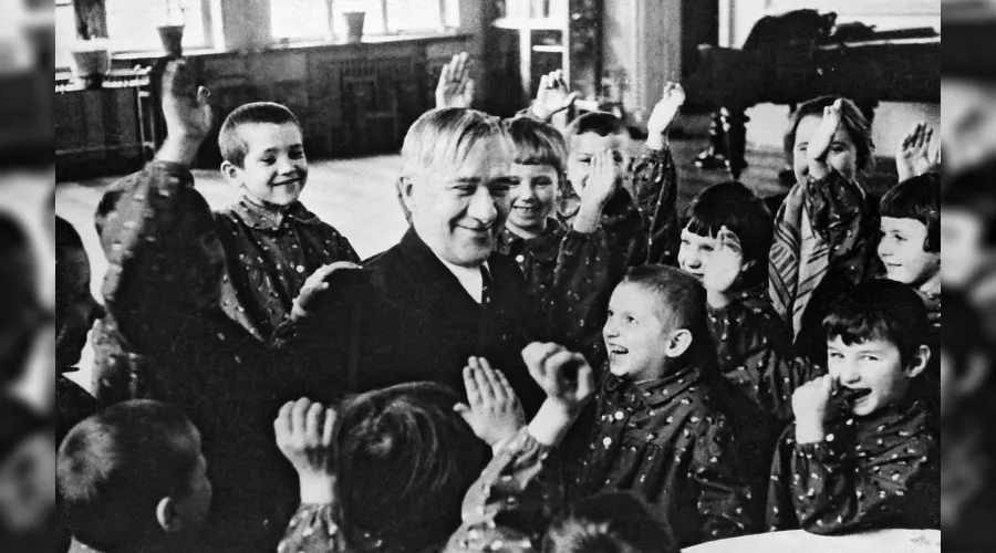 Чуковский в детском саду завода «Манометр», 1938 год &copy;&nbsp;Изображение является общественным достоянием