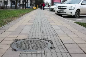 Направляющая плитка на улице Ставропольской &copy;&nbsp;Фото Елены Синеок, Юга.ру