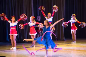Совместное выступление чирлидерш и эстрадно-цирковой студией &laquo;Палитра&raquo; &copy;&nbsp;Фото Елены Синеок, Юга.ру