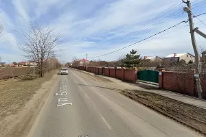 Улица Богатырская в поселке Новознаменский, вид на восток от дома №110 &copy;&nbsp;Скриншот сайта Google.com/maps