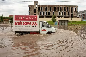 Последствия ливня на улице Московской &copy;&nbsp;Фото Дмитрия Пославского, Юга.ру