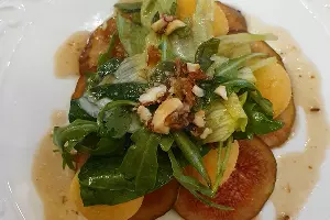 Салат с козьим сыром и инжиром &copy;&nbsp;Фото Марины Солошко, Юга.ру