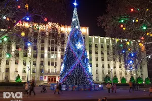 Новогодняя елка перед зданием Администрации Краснодарского края &copy;&nbsp;Елена Синеок, ЮГА.ру
