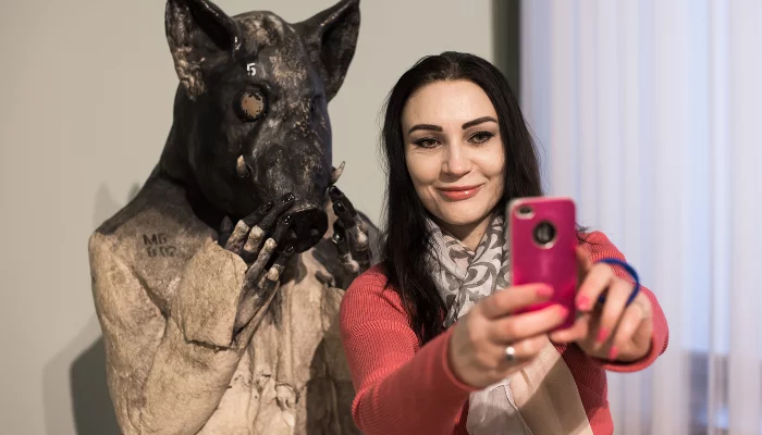 Выставка аукциона MOST, работа «Кабан», автор Маша Богораз &copy;&nbsp;Фото Елены Синеок, Юга.ру