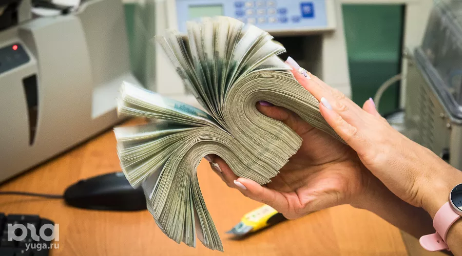 Проверка купюр в кассовом подразделении Южного ГУ Банка России &copy;&nbsp;Фото Елены Синеок, Юга.ру