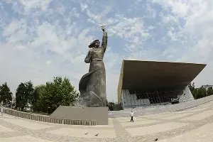 Отреставрированный парк перед кинотеатром "Аврора" &copy;&nbsp;Михаил Ступин, ЮГА.ру