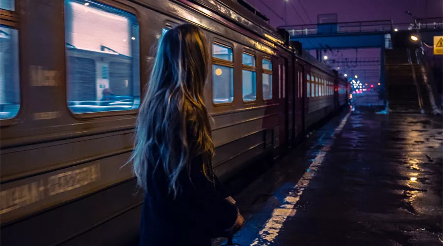 Поезд на вокзале &copy;&nbsp;Фото Александра Попова, unsplash.com