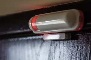 Датчик открытия, крепится на дверь или окно &copy;&nbsp;Фото Елены Синеок, Юга.ру