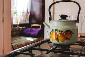 Чайник на газовой плите &copy;&nbsp;Фото John-Mark Smith, unsplash.com