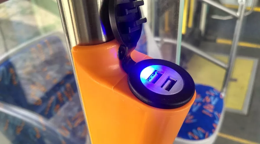 В новых трамваях Ростова-на-Дону установили USB-зарядки &copy;&nbsp;Фото из группы &laquo;Ростовский Городской Транспорт&raquo; &laquo;ВКонтакте&raquo;, vk.com/rostovgortrans