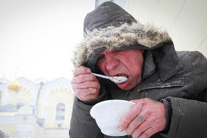 В Ставрополе реабилитанты-наркоманы и алкоголики кормят бомжей © Эдуард Корниенко