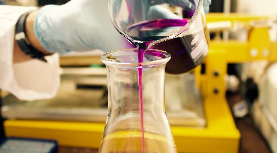 Химический эксперимент © Фото с сайта unsplash.com