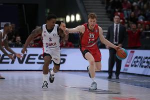 Защитник «Локо» Владислав Емченко убегает от Каспера Уэйра из ЦСКА &copy;&nbsp;Фото предоставлено пресс-службой Единой лиги ВТБ, Vtb-league.com