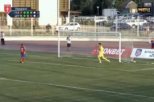 Юрий Федосеев из динского ПСК (в красной форме) наблюдает за полетом мяча после своего удара с пенальти в ворота майкопской «Дружбы» &copy;&nbsp;Скриншот видео телеграм-канала &laquo;FONBET Кубок России&raquo;, t.me/russiancup_official