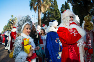 В Сочи прошел парад Дедов Морозов © Никита Быков, ЮГА.ру