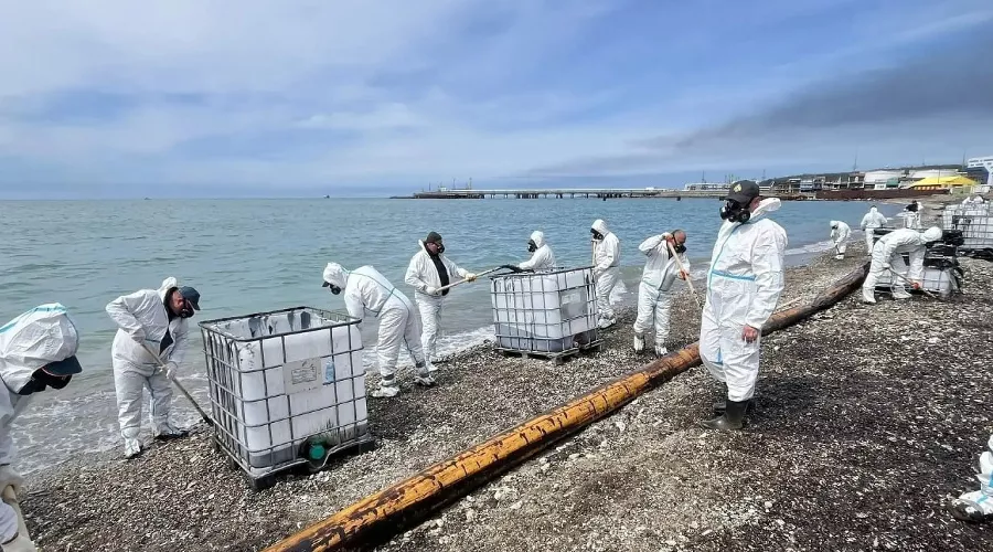 Очистительные работы на береговой линии в Туапсе &copy;&nbsp;Фото телеграм-канала Оперативного штаба Краснодарского края