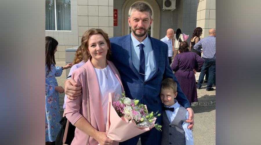 Елена и Дмитрий Ларичевы с 6-летним сыном  © Фото из архива семьи Ларичевых