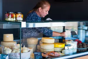 Сыр на прилавке магазина &copy;&nbsp;Фото Елены Синеок, Юга.ру