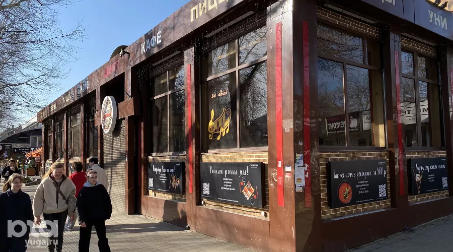 После закрытия «Уни пиццы» на Ставропольской в ее здании некоторое время работала пиццерия «Сардиния», хоть и с прежним названием «Уни» на фасаде. Фото 13 марта 2026 &copy;&nbsp;Фото Александра Гончаренко, Юга.ру