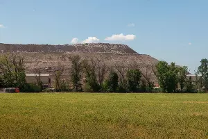 Сортировочный комплекс на фоне мусорного полигона под Краснодаром &copy;&nbsp;Фото Александра Гончаренко, Юга.ру