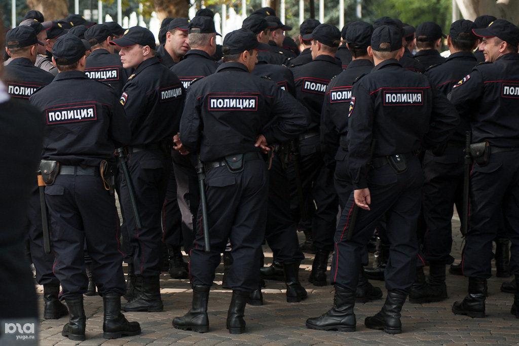 Полицейский и преступник. Сколько полиция может держать в отделении. Задержание для выяснения личности. Сколько полиция может держать в отделении. Полиция и преступники.