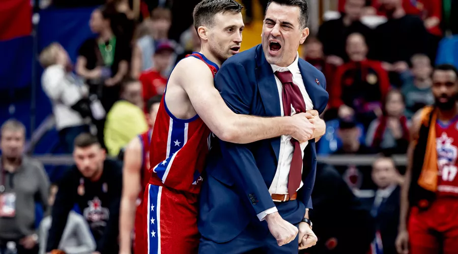 Защитник ЦСКА Алекса Аврамович пытается успокоить тренера Андреаса Пистиолиса, 19 января 2025 г. &copy;&nbsp;Фото предоставлено пресс-службой Единой лиги ВТБ (автор Анна Шамина), Vtb-league.com