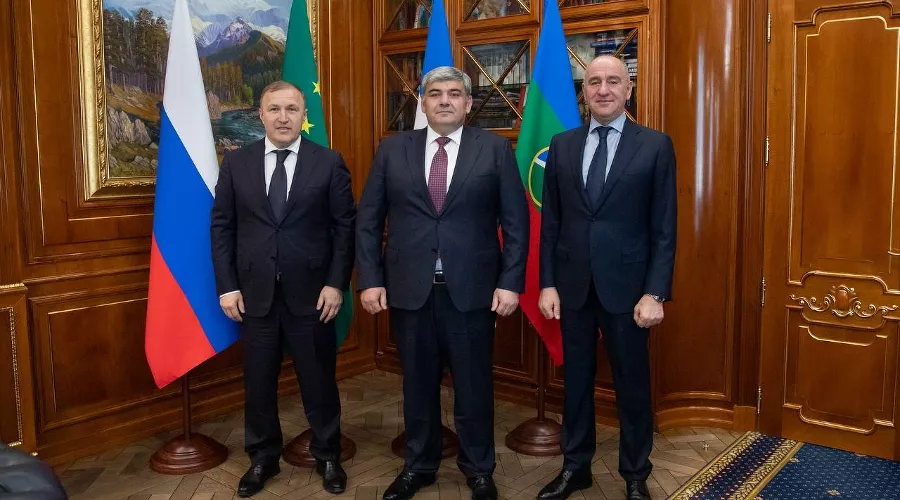 Глава Адыгеи Мурат Кумпилов, глава Карачаево-Черкесии Рашид Темрезов и глава Кабардино-Балкарии Казбек Коков &copy;&nbsp;Фото Алексея Гусева