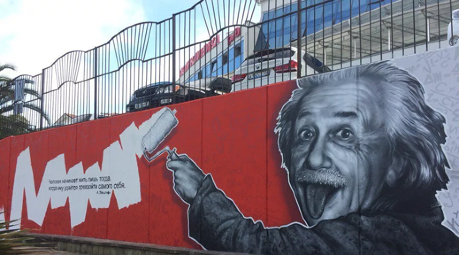 В Сочи на подпорной стене нарисовали граффити с Альбертом Эйнштейном &copy;&nbsp;Фото пресс-службы администрации Сочи