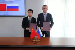 Евгений Наумов и Ли Руйфэн  &copy;&nbsp;Фото Станислава Телеховца с сайта пресс-службы краснодарской администрации