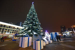 Рождественская ярмарка на Главной городской площади Краснодара © Фото Елены Синеок, Юга.ру