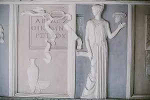 Фрагмент барельефа скульптора Аполлонова в Доме книги &copy;&nbsp;Фото Марии Малышевой, Юга.ру